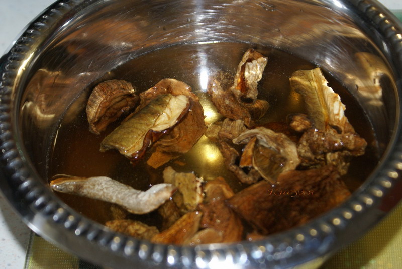 Грибной вкус. Отварить нарезанные грибы. Сухие грибы замачивать в холодной или горячей воде. Рецепт грибы застольные.