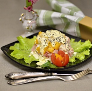 Salad of smoked chicken with mango and poppy seed sauce